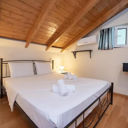 Tsoutsis Apartment *